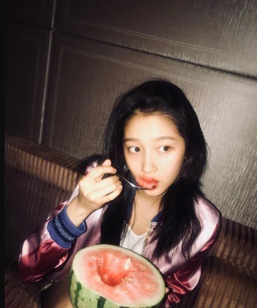 利川美女吃瓜图片视频播放,吃瓜视频引发全网热议