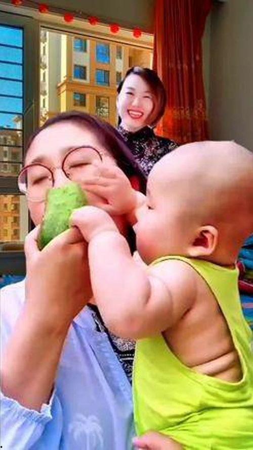 萌娃串门吃瓜视频,欢乐互动萌翻网友