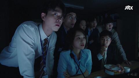 两个吃瓜群众看戏视频,吃瓜群众看戏现场直击