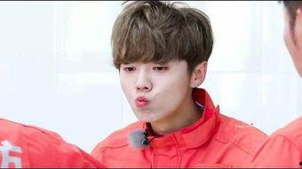 鹿晗在韩国吃瓜视频,揭秘明星日常幕后趣事