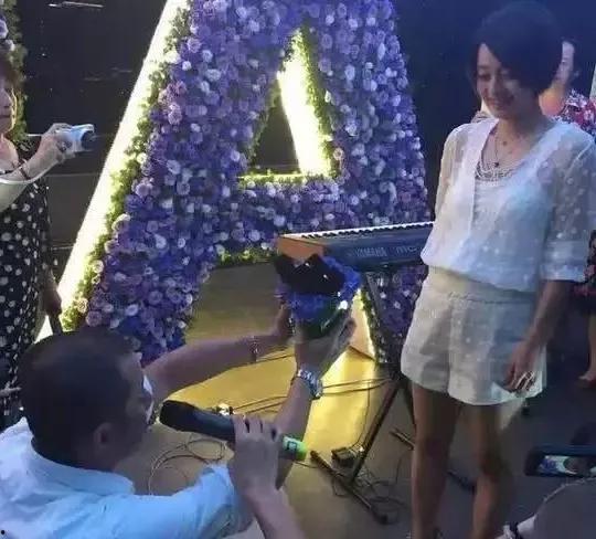 吃瓜求婚现场踢玩偶视频,浪漫求婚现场瞬间引爆网络